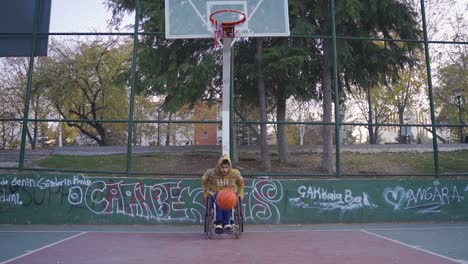 Un-Hombre-Discapacitado-Regatea-Baloncesto-En-Una-Cancha-De-Baloncesto-En-Cámara-Lenta.